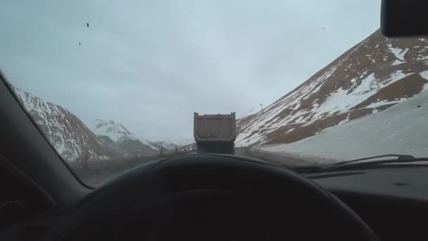 Экшн Камера Видом Автомобиль Движущийся Заснеженной Дороге Горах Руки Водителя — стоковое видео