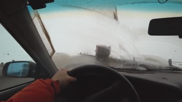 Δράση Κάμερα Άποψη Του Αυτοκινήτου Οδήγηση Χιονισμένο Δρόμο Στα Βουνά — Αρχείο Βίντεο