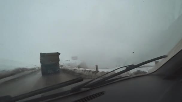 Kamera Akcji Widok Samochodu Jazdy Śnieżnej Drodze Górach Tak Ręce — Wideo stockowe