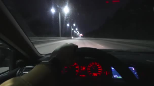 Kamera Akcji Widok Samochodu Jazdy Autostradzie Lub Autostradzie Ręce Kierowcy — Wideo stockowe