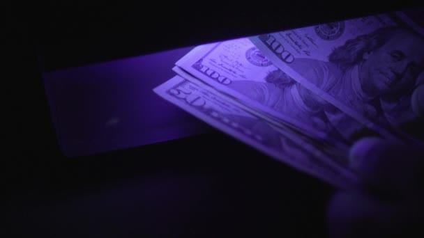 Μαλακή Εστίαση Στο Τραπεζογραμμάτιο Δολαρίου Υπό Υπεριώδες Φως Πορτρέτο Του — Αρχείο Βίντεο