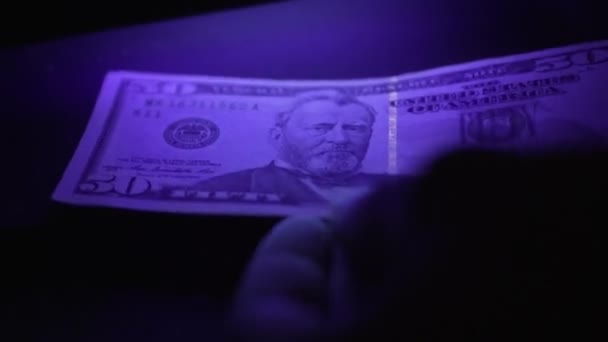 Mjukt Fokus Dollarsedlar Ultraviolett Ljus Porträtt Benjamin Franklin Inspekteras Bakgrund — Stockvideo
