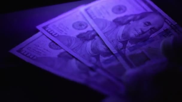 Měkké Zaměření Dolarovou Bankovku Ultrafialovém Světle Portrét Benjamina Franklina Zkontrolován — Stock video