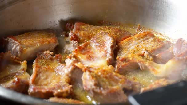 切碎牛肉底部的烤肉 在铁锅中放入沸腾的油 煎咸肉片油锅里有多汁的牛肉 烤牛排的烹调工艺 — 图库视频影像