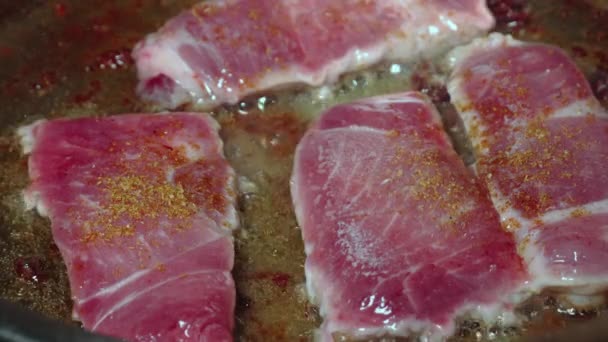 Het Zoeken Van Rundvlees Bodem Rond Geroosterd Vlees Gietijzeren Koekenpan — Stockvideo