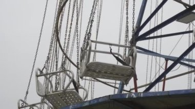 Kırık araba ön camı. Radyal bölünme ağı, triplex ön camda çatlaklar. Kırık araba ön camı, hasar görmüş camlar vandallar veya trafik kazaları yüzünden..