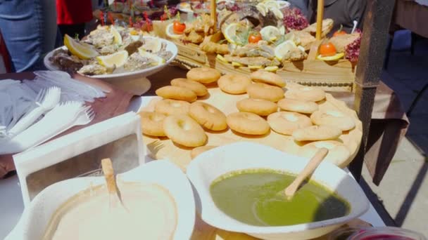 Mensen Snacken Straat Voedsel Festival Batumi Central Park Vis Festival — Stockvideo