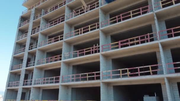 Nowy Niedokończony Wysoki Kompleks Apartamentów Tle Błękitnego Nieba Latający Dookoła — Wideo stockowe