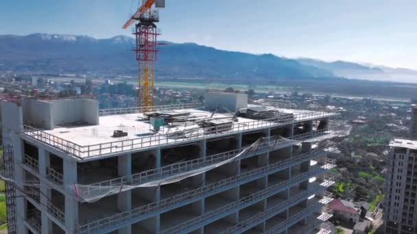 Nový Nedokončený Vysoký Obytný Komplex Pozadí Modré Oblohy Hor Moře — Stock video