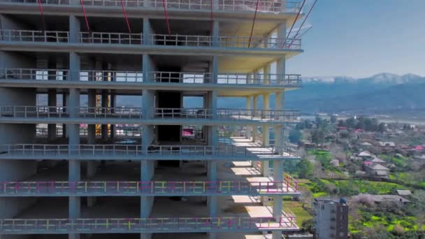 Nieuwe Onafgewerkte Hoge Residentiële Complex Tegen Achtergrond Van Blauwe Lucht — Stockvideo