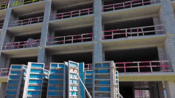Nieuw Onafgewerkt Groot Appartementencomplex Tegen Blauwe Lucht Rondvliegend Drone Uitzicht — Stockvideo