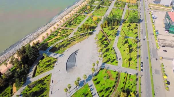 位于格鲁吉亚巴统的度假小镇 在阳光明媚的日子 在大海的背景下 鸟瞰着绿色的公园 莱希和玛丽亚卡钦斯基公园在城市 美丽的绿色园林绿化 山区基础设施 — 图库视频影像