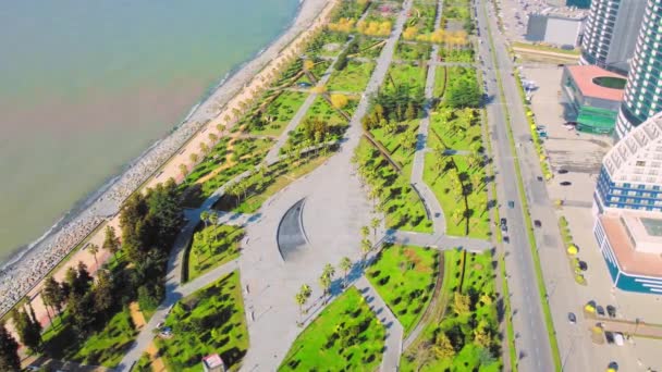 位于格鲁吉亚巴统的度假小镇 在阳光明媚的日子 在大海的背景下 鸟瞰着绿色的公园 莱希和玛丽亚卡钦斯基公园在城市 美丽的绿色园林绿化 山区基础设施 — 图库视频影像