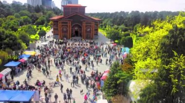 Meydandaki kalabalığın en üst görüntüsü. İnsanlar bir araya toplanıyor. Georgia, Batumi 'de deniz ürünlerinin kutlanması. Bir sürü insan balık festivalini kutlamak için meydana geldi. İnsansız hava aracından görüntüle.