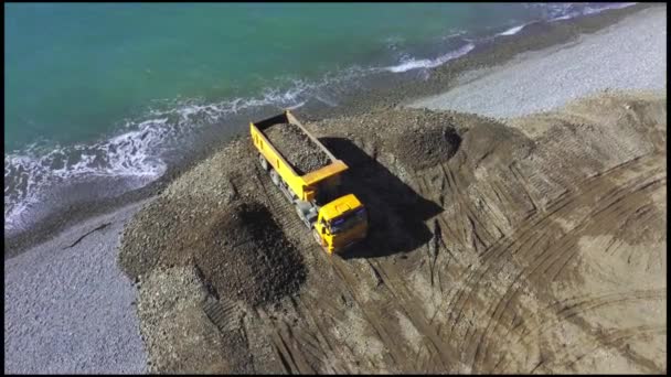 Muldenkipper Entladen Erde Oder Sand Ins Meer Oder Den Ozean — Stockvideo