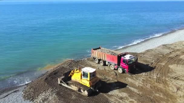 Batumi Geórgia 2023 Caminhão Basculante Descarrega Solo Areia Mar Oceano — Vídeo de Stock