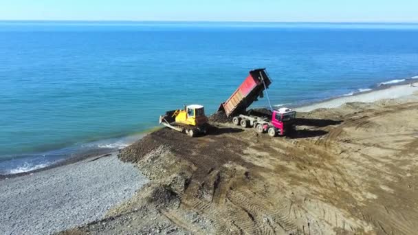 Batumi Georgien 2023 Kipper Entladen Erde Oder Sand Ins Meer — Stockvideo