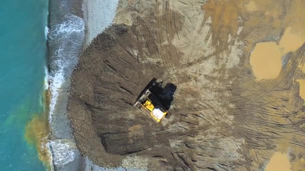 Dump Φορτηγό Εκφορτώνει Χώμα Άμμο Στη Θάλασσα Τον Ωκεανό Επισκευή — Αρχείο Βίντεο
