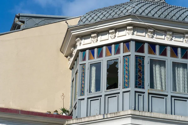 ステンドグラスの窓のあるバルコニーの美しいファサードの壊れた窓のクローズアップ — ストック写真