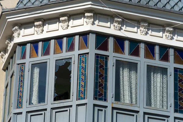 在有彩色玻璃窗户的阳台漂亮立面上的破窗玻璃的密闭 — 图库照片