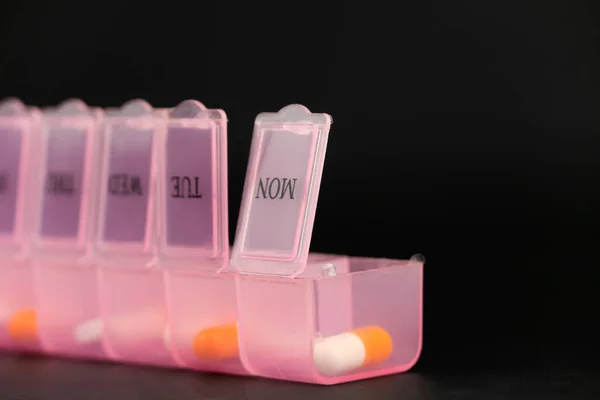 Nahaufnahme Einer Offenen Rosa Pillbox Mit Kapseln Und Tabletten Auf — Stockfoto