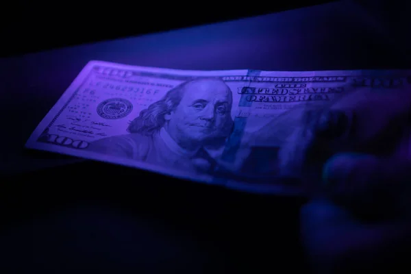 Primer Plano Dólares Bajo Una Lámpara Ultravioleta Inspección Billete Dólar — Foto de Stock