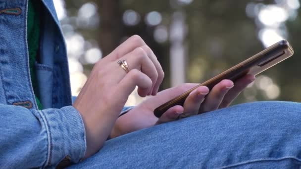 Γυναίκα Που Χρησιμοποιεί Κοντινό Smartphone Για Ψωνίσει Online Στο Ανοικτό — Αρχείο Βίντεο