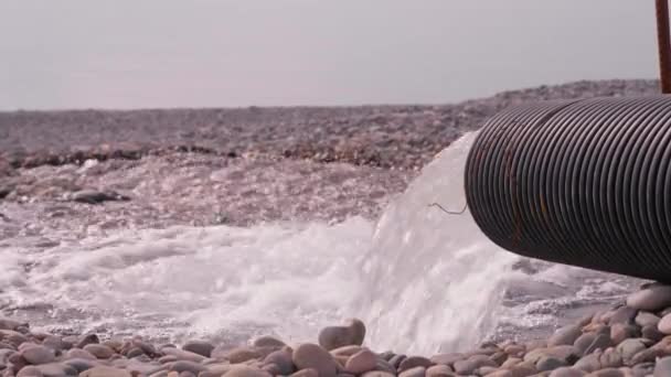 Van Groot Riool Water Giet Kiezelstrand Verstoppen Vervuilen Zee Oceaan — Stockvideo