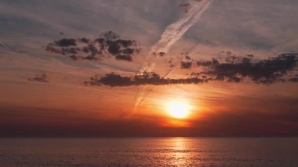 Ήσυχη Θάλασσα Ηλιοβασίλεμα Ουρανό Και Ήλιο Μέσα Από Σύννεφα Διαλογισμός — Αρχείο Βίντεο