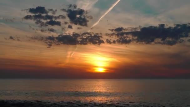 Klidné Moře Západem Slunce Obloha Slunce Mracích Meditace Pozadí Oceánu — Stock video