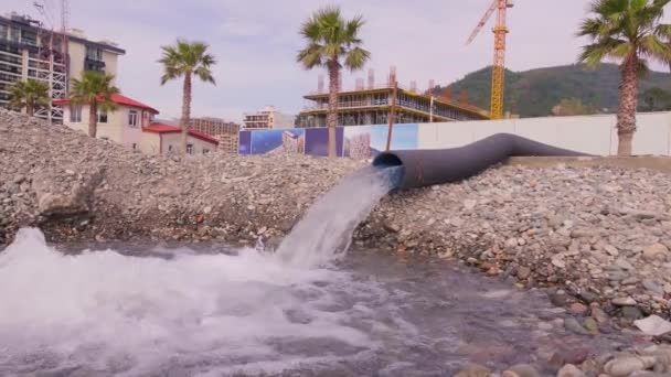 Woda Płynie Rury Odpływowej Wód Gruntowych Odpady Budowlane Taksówek Tle — Wideo stockowe