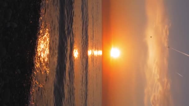 Rustige Zee Met Zonsondergang Hemel Zon Door Wolken Oceaan Hemel — Stockvideo