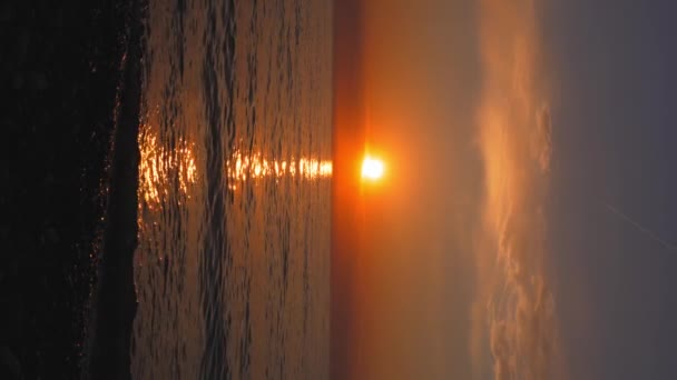 Ρομαντισμός Και Μυστήριο Του Ηλιοβασιλέματος Φέρνουν Μαγεία Στο Απογευματινό Τοπίο — Αρχείο Βίντεο