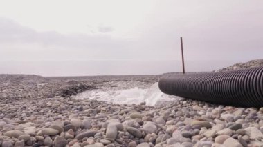 Büyük kanalizasyonlardan, su çakıl taşı plajlarına akıyor, çevredeki deniz ve okyanusları tıkıyor ve kirletiyor. Şehirleşme, yere zehirli emisyon salınımı. Yeşil Barış.