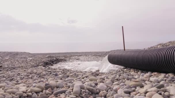 Van Groot Riool Water Giet Kiezelstrand Verstoppen Vervuilen Zee Oceaan — Stockvideo