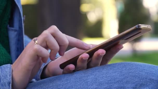 Mujer Jeans Chaqueta Mezclilla Sentada Parque Absorbió Teléfono Inteligente Sus — Vídeos de Stock