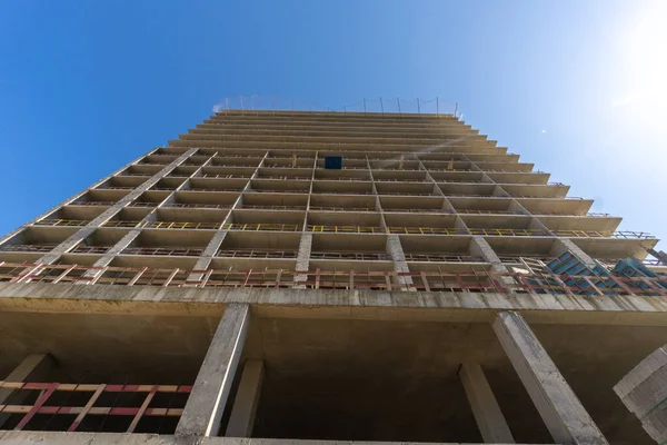 Крупный План Снизу Строящегося Многоэтажного Здания Фоне Голубого Неба — стоковое фото