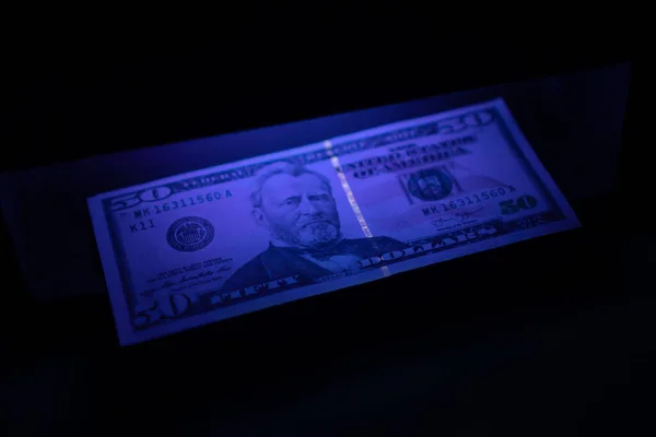 Primer Plano Dólares Bajo Una Lámpara Ultravioleta Inspección Billete Dólar — Foto de Stock