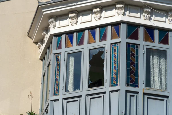 ステンドグラスの窓のあるバルコニーの美しいファサードの壊れた窓のクローズアップ — ストック写真