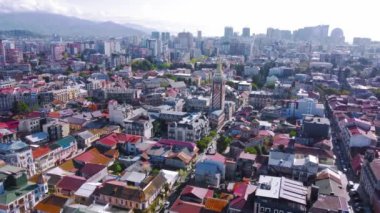 Batumi, Georgia 'daki helikopter ya da insansız hava aracı görüntüsü. Batum 'un merkezi, eski şehir ve dağların manzarası. Adjara 'nın başkenti, Georgia.