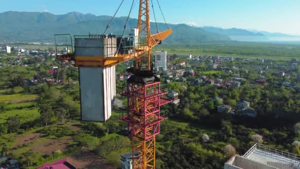 Yeni Modern Apartman Binaları Yüksek Bina Dağ Zirvelerinin Arka Planında — Stok video