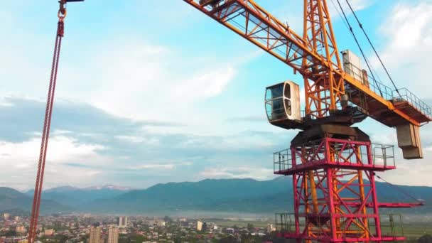 Нові Сучасні Багатоквартирні Будинки Висока Будівля Будівельним Краном Тлі Гірських — стокове відео