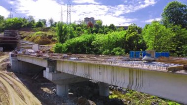 Gürcistan 'da Tiflis' ten Batumi 'ye otoyol yapımı için insansız hava aracı görüntüleri. Adjara ormanlarındaki dağların üzerine inşa edilmiş bir köprü. Otoyol yapımı için modern tesisler ve ekipmanlar. Makhinjauri.