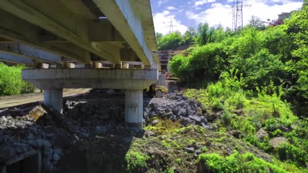 トビリシからバトゥミまでのジョージアの高速道路建設のためのドローン映像 アダーラの森の中に建てられた橋 高速道路の建設のための近代的な設備や機器 真近習 — ストック動画