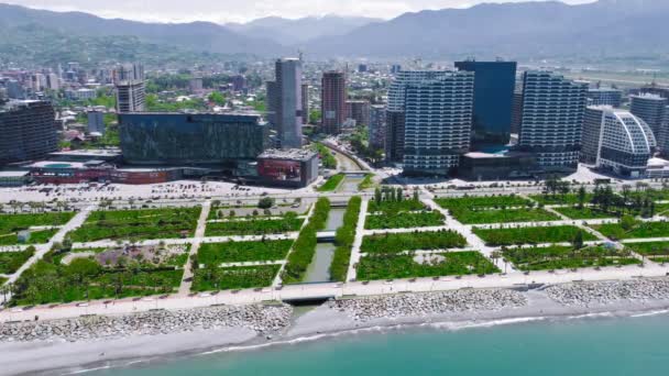 Drone Uitzicht Prachtig Park Aan Nieuwe Boulevard Zonnige Dag Batumi — Stockvideo