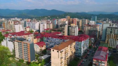 Batumi, Georgia 'daki helikopter ya da insansız hava aracı görüntüsü. Batum 'un merkezi, eski şehir ve dağların manzarası. Adjara 'nın başkenti, Georgia.