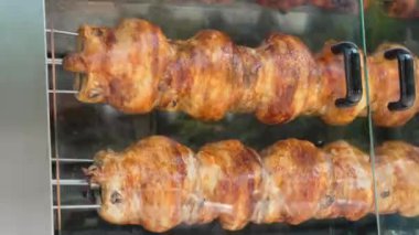 Lezzetli Altın Kahverengi Kızartma Tavukları Tükürüyor. Lezzetli Izgara Tavuk. Yemek Konsepti. Sokak Yemeği. İştah açıcı yemek. Dükkanda ızgara ızgara ızgara tavuk. sokak yemekleri