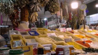 Batumi 'nin merkezindeki büyük kemik pazarı, eski caddedeki alışveriş merkezi. Kendi üretimimizin ürünleri her yerde satılıyor. Şarap, çaça, konyak, baharatlar..