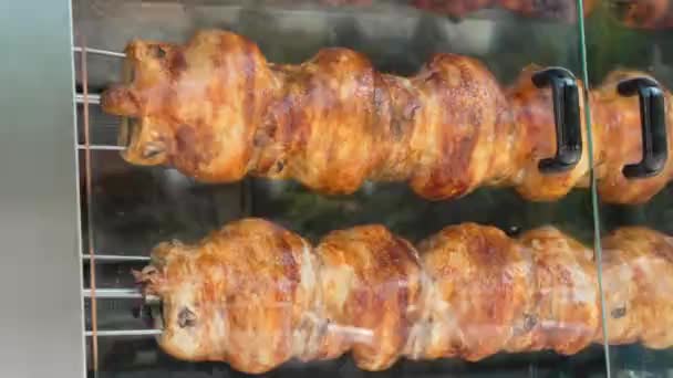 Lezzetli Altın Kahverengi Kızartma Tavukları Tükürüyor Lezzetli Izgara Tavuk Yemek — Stok video