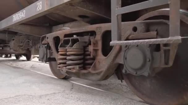 Demiryolu Vagonunun Alt Ucundaki Dingil Tekerleklerin Yakın Görüntüsü Yeni Inşa — Stok video